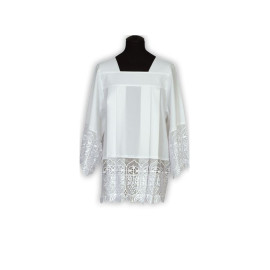 Surplis de prêtre décoré d'un large motif de guipure