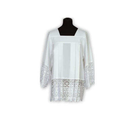 Surplis de prêtre décoré d'un large motif de guipure