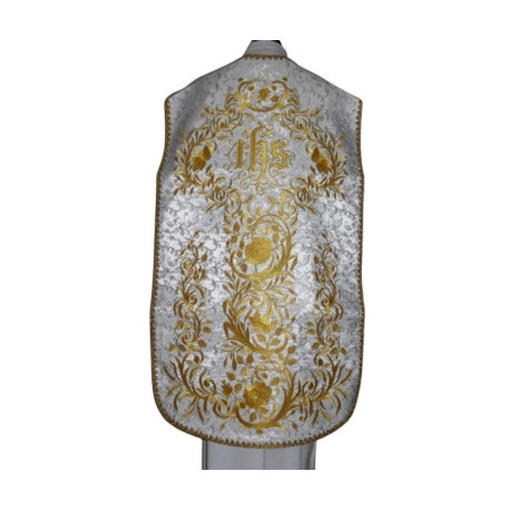 Chasuble romaine blanche brodée IHS (70)