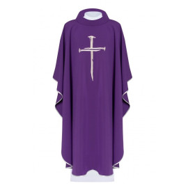 Chasuble brodée violette avec une croix