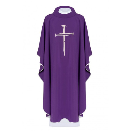 Chasuble brodée violette avec une croix