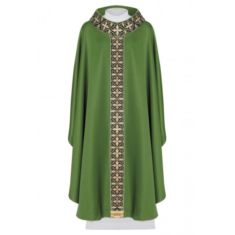 Chasuble brodée avec une étroite bande de pierres décoratives - vert (H55)