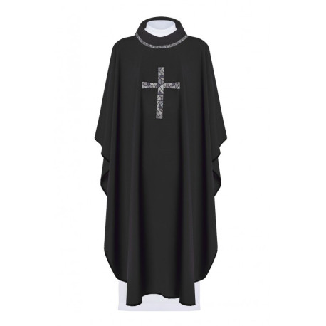 Chasuble brodée du symbole de la croix - noir (H117)