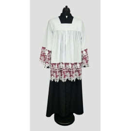 Surplis de prêtre avec élégante guipure canonique