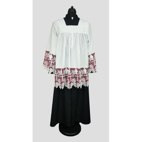 Surplis de prêtre avec élégante guipure canonique