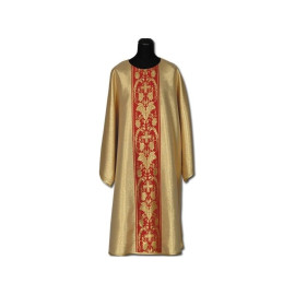 Dalmatique dorée avec ceinture rouge et étole