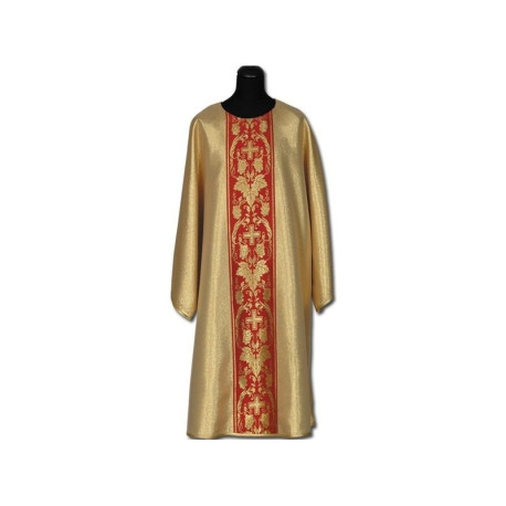 Dalmatique dorée avec ceinture rouge et étole